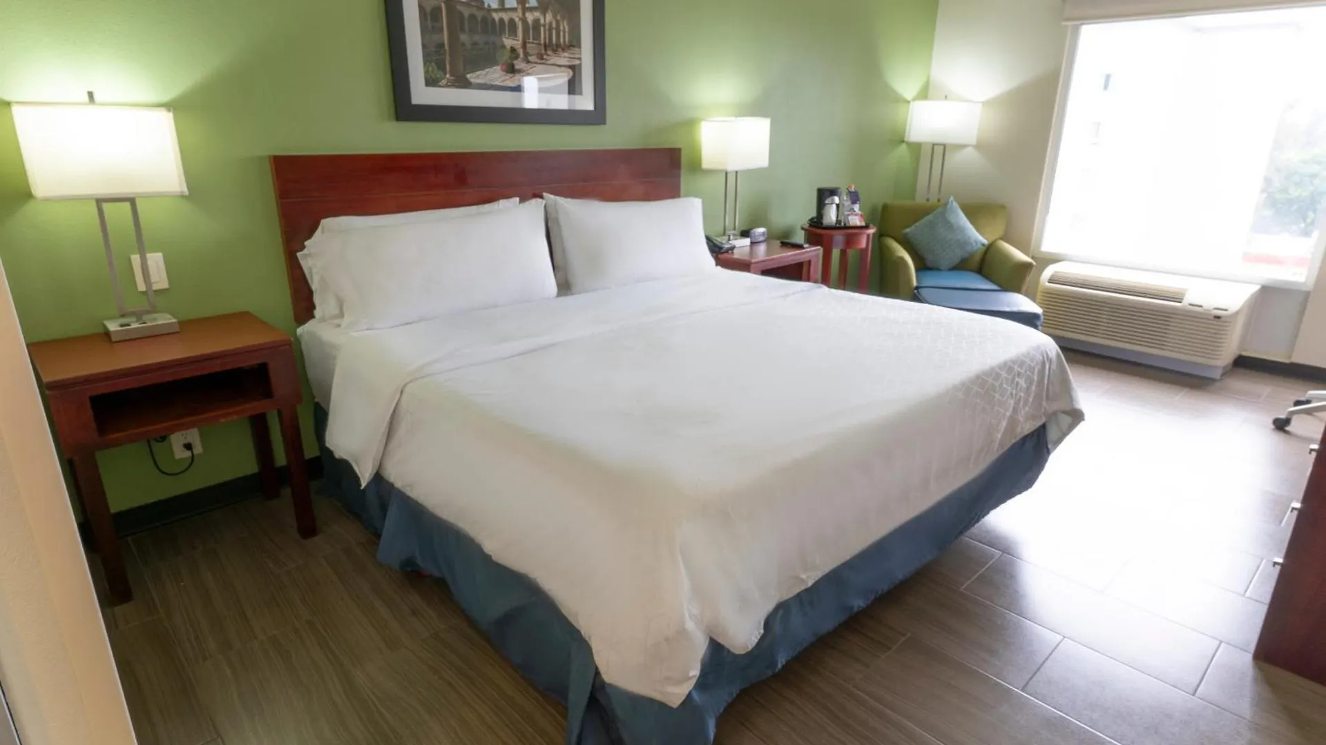 Holiday Inn Express Guadalajara Aeropuerto By Ihg Las Pintas Hotel