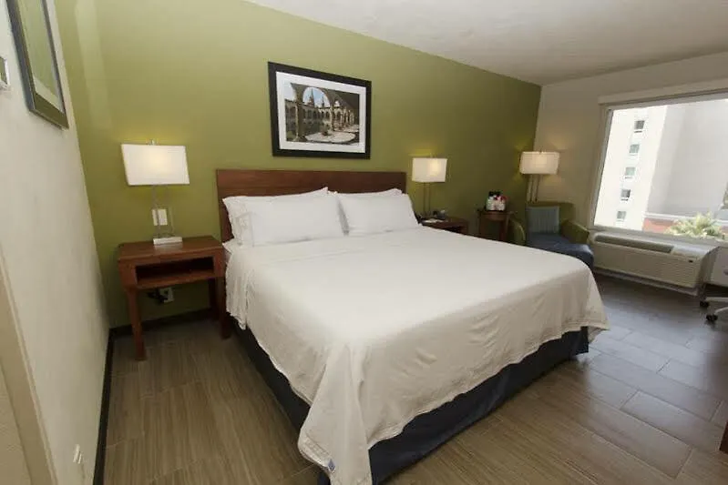 Hotel Holiday Inn Express Guadalajara Aeropuerto By Ihg Las Pintas